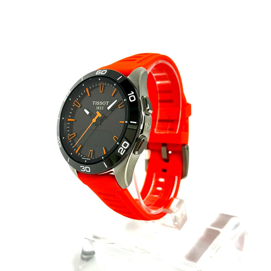 el Tissot T-Touch Connect Sport cuenta con un marco de titanio de 43 mm, y una pantalla táctil AMOLED, asegurando que la funcionalidad se combina con el estilo. Este reloj realiza un seguimiento de la frecuencia cardiaca, la distancia, la velocidad y las calorías, del mismo modo que garantiza notificaciones, para seguir el ritmo de su estilo de vida activo.