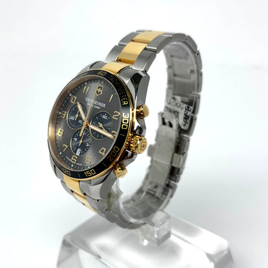 Con sus raíces en el diseño icónico de la Navaja Suiza, este reloj representa valentía, coraje y belleza. Con colores de lujo, índices curvos y numerales y manecillas fáciles de leer, le muestra al mundo que cumplirás tus objetivos.