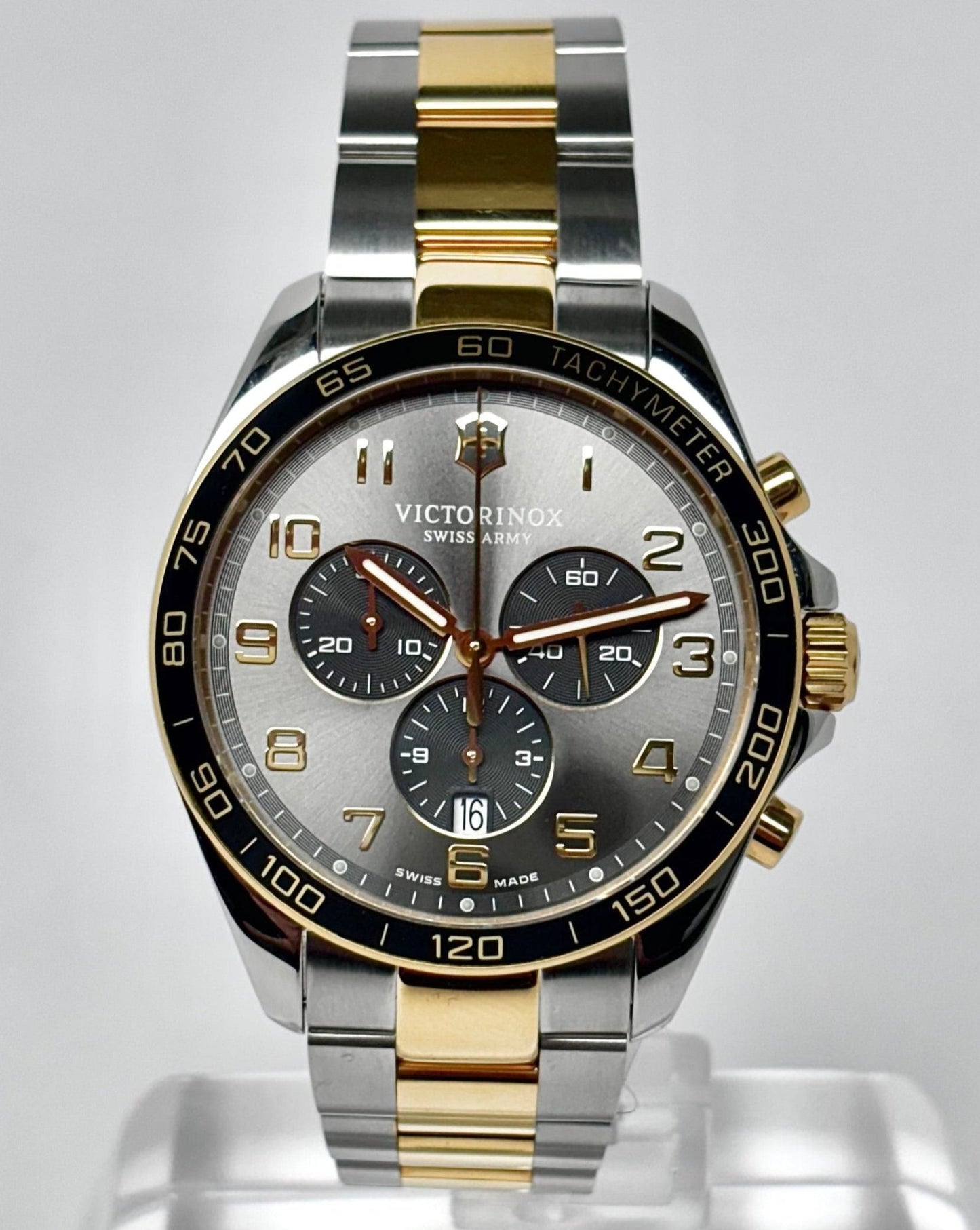 Con sus raíces en el diseño icónico de la Navaja Suiza, este reloj representa valentía, coraje y belleza. Con colores de lujo, índices curvos y numerales y manecillas fáciles de leer, le muestra al mundo que cumplirás tus objetivos.