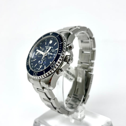 La combinación perfecta de elegancia y desempeño es una de las tantas características que posee el Maverick Chronograph, un reloj capaz de todo. Su movimiento de cuarzo Swiss Made lo convierte en un aliado confiable de todos los días.