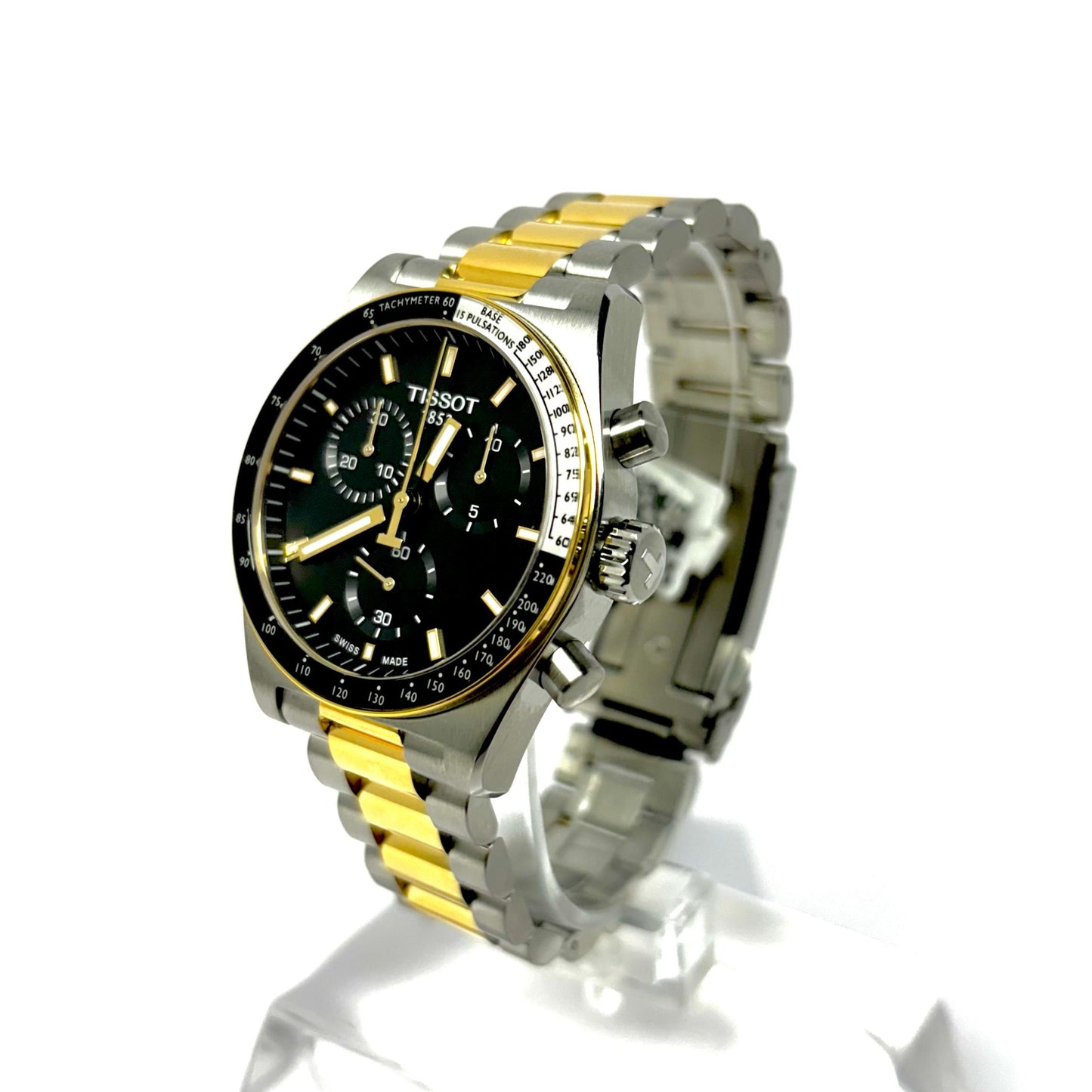 El Tissot PR516 Cronógrafo Cuarzo: una versión contemporánea del diseño de 1970. Este reloj luce una elegante caja de acero inoxidable de 40 mm, y una dinámica esfera, que encarna el espíritu de la velocidad y la precisión.