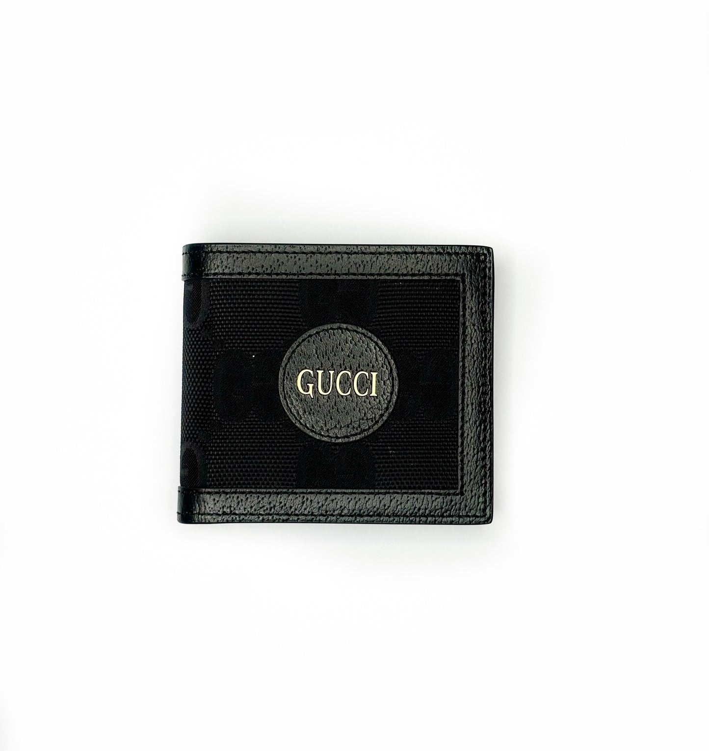 Billetera Gucci con detalle externo en piel con nombre de la marca. Composicion externa piel y texil, composicion interna piel de becerro. Pais de origen Italia 
