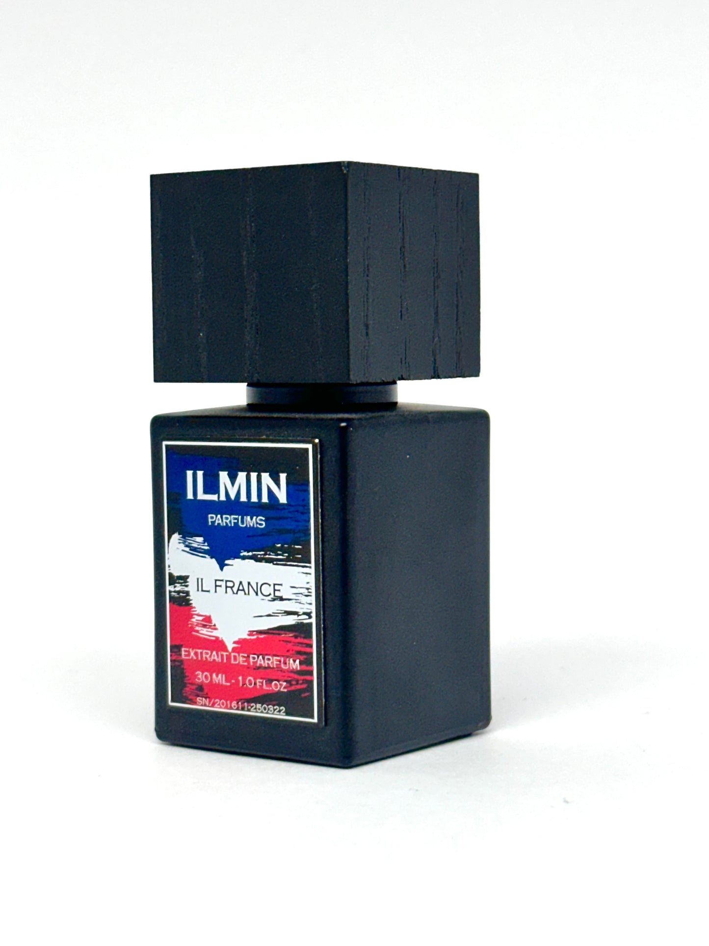 Il France captura el chispeante e inconfundible aroma del ron, para conjugarlo con esencias puras de canela, tabaco y vainilla. Una combinación tan exótica como luminosa que toma su inspiración del lujo clásico y la opulencia adictiva.