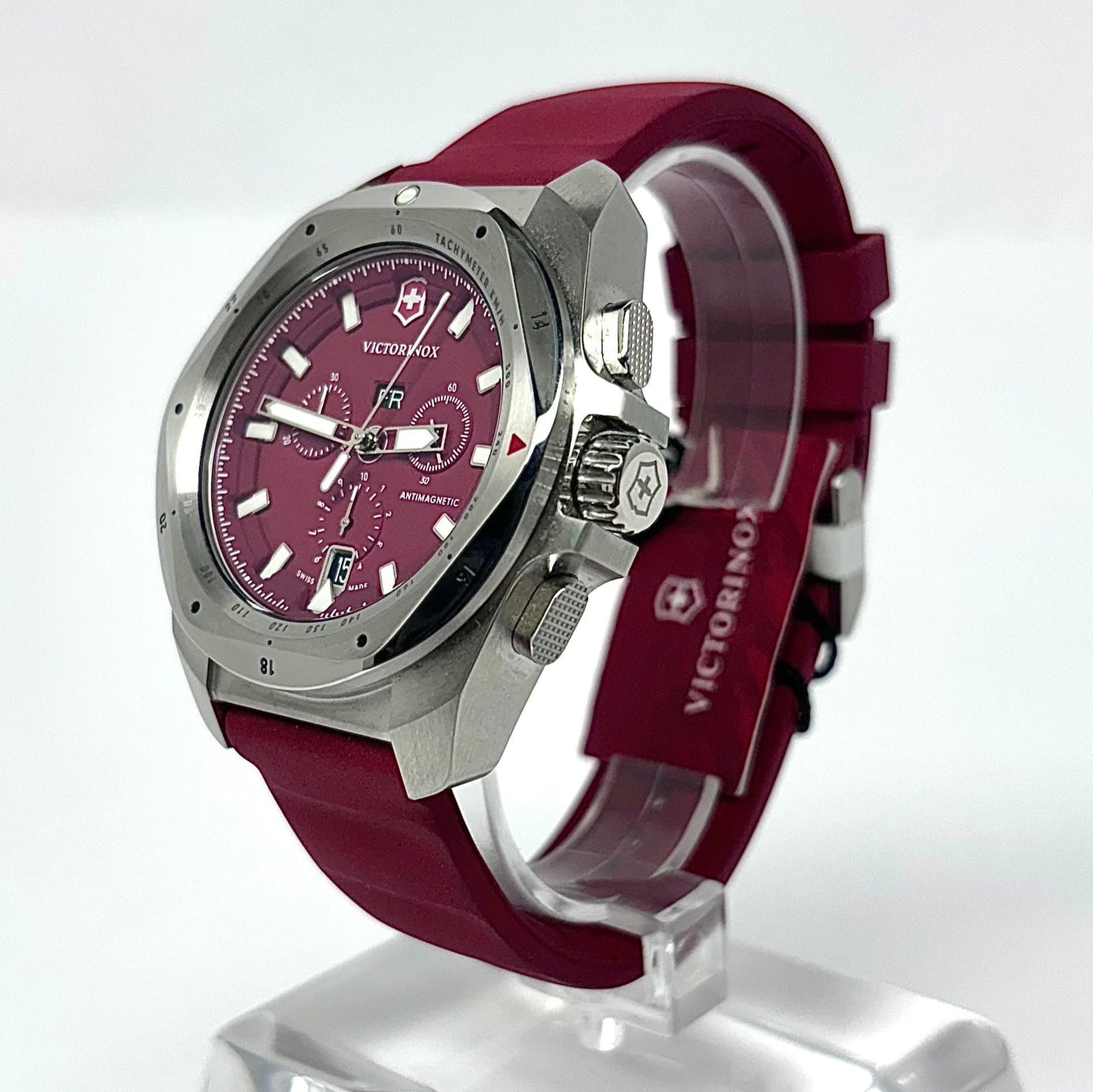 Ten siempre el control de tu tiempo con un reloj que logra el equilibrio perfecto entre resistencia sutil y diseño inteligente. Discretamente seguro y confiablemente preciso, el I.N.O.X. Chrono encapsula una sensación de libertad y calma.