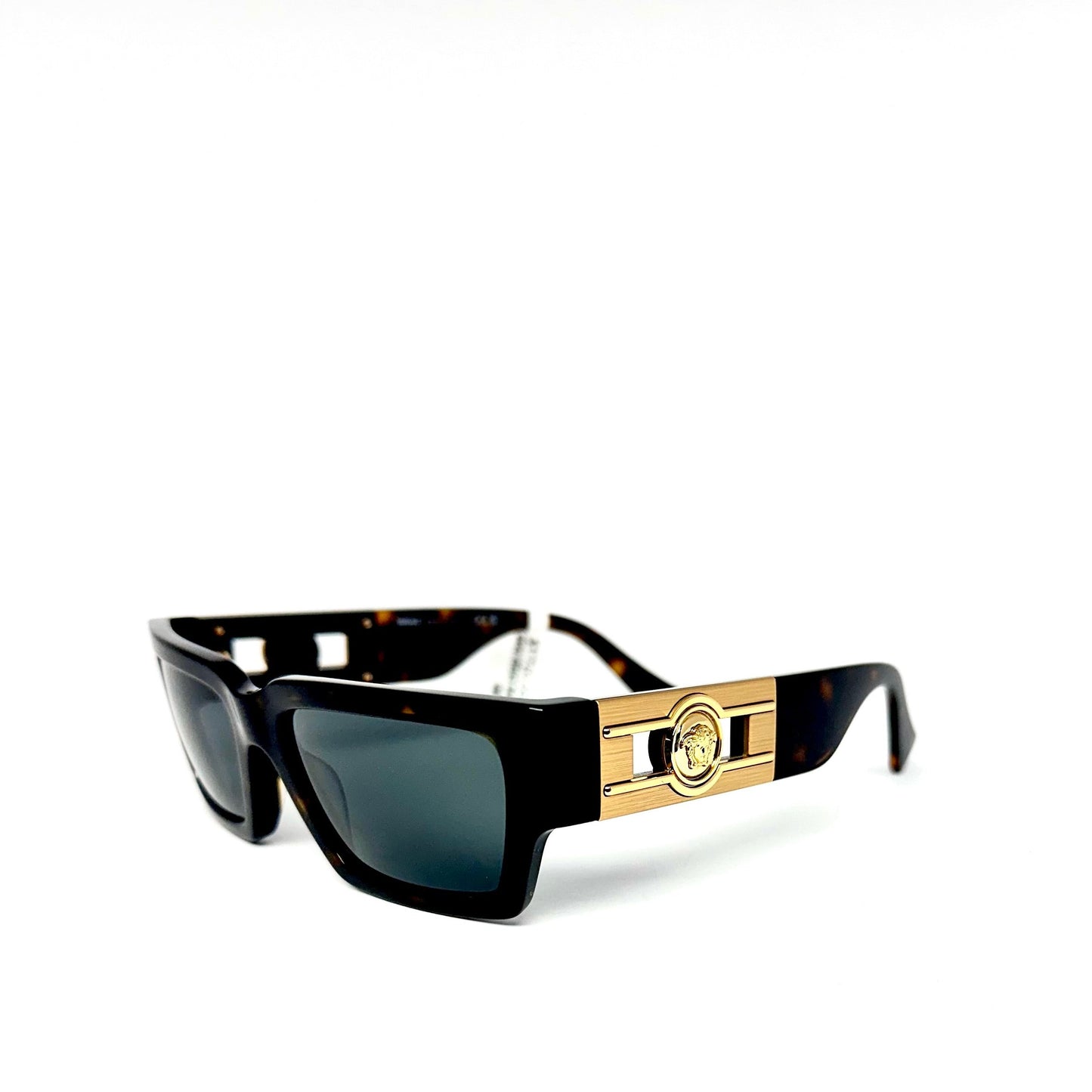 Estas gafas Versace cuentan con un diseño exclusivo e innovador, lo que te permitirá lucir elegante y a la moda; podrás destacar tu estilo único y sofisticado. No solo protegerán tus ojos del sol, también añadirán un toque de glamour a cualquier conjunto.