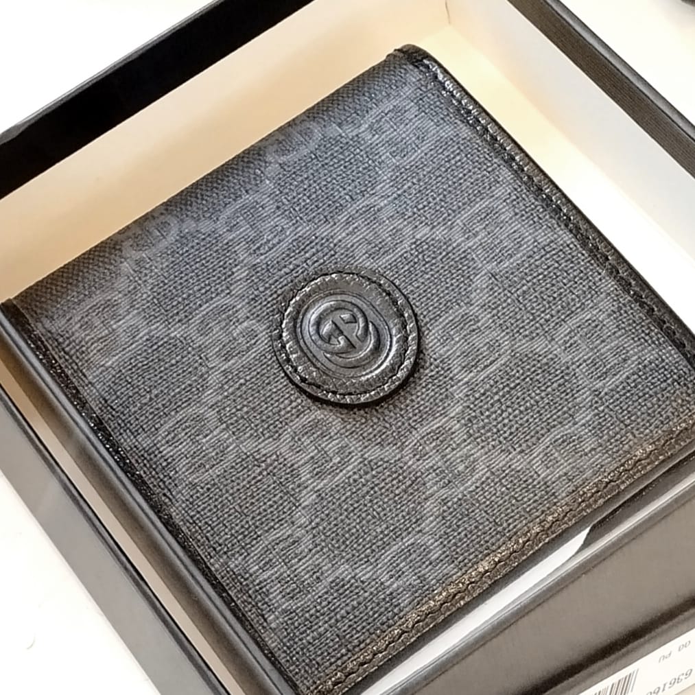 Cartera Gucci, forro interno en nylon y poliéster - forro externo 100% piel de becerro, aplique con el logo de Gucci la parte central superior. País de origen Italia.