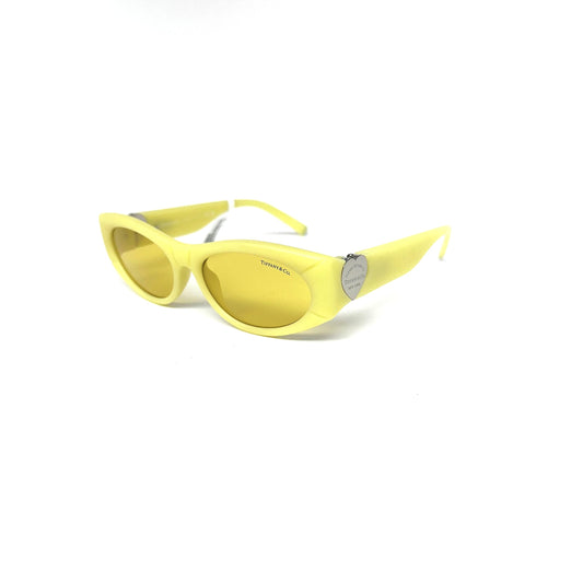 ¡Destaca con las gafas de la nueva colección de Tiffany! Experimenta el glamour y la elegancia con estos accesorios de moda.&nbsp;