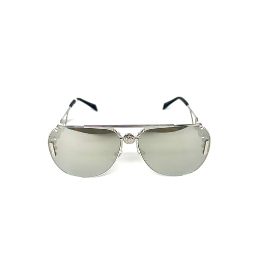 Descubre la última colección de lentes de sol Versace. Con protección y un estilo único que te hará lucir bien en toda ocasión. La protección garantiza la salud de tus ojos y el estilo te dará una apariencia elegante y moderna.&nbsp;
