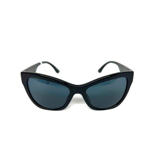Estas gafas Versace cuentan con un diseño exclusivo e innovador, lo que te permitirá lucir elegante y a la moda; podrás destacar tu estilo único y sofisticado. No solo protegerán tus ojos del sol, también añadirán un toque de glamour a cualquier conjunto.