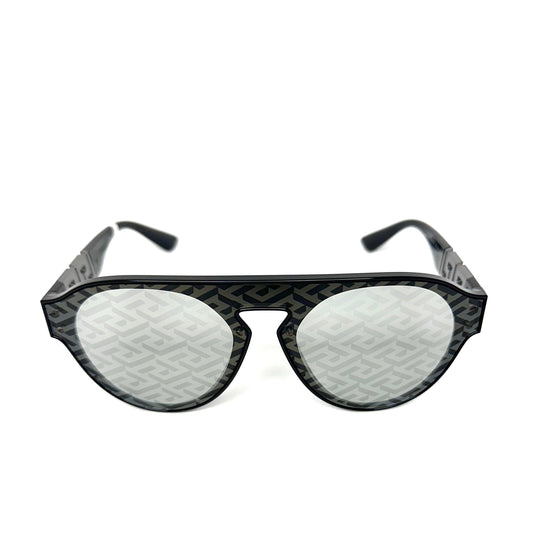 Descubre la última colección de lentes de sol Versace. Con protección y un estilo único que te hará lucir bien en toda ocasión. La protección garantiza la salud de tus ojos y el estilo te dará una apariencia elegante y moderna.&nbsp;  Estas gafas Versace cuentan con un diseño exclusivo e innovador, lo que te permitirá lucir elegante y a la moda; podrás destacar tu estilo único y sofisticado. No solo protegerán tus ojos del sol, también añadirán un toque de glamour a cualquier conjunto.