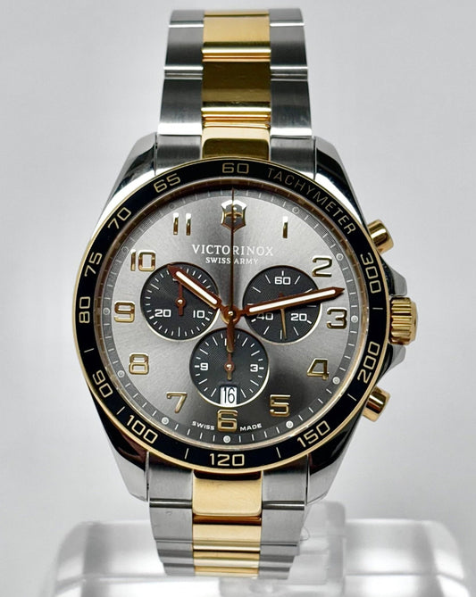 Con sus raíces en el diseño icónico de la Navaja Suiza, este reloj representa valentía, coraje y belleza. Con colores de lujo, índices curvos y numerales y manecillas fáciles de leer, le muestra al mundo que cumplirás tus objetivos.