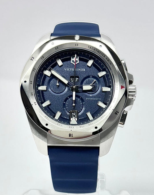 en siempre el control de tu tiempo con un reloj que logra el equilibrio perfecto entre resistencia sutil y diseño inteligente. Discretamente seguro y confiablemente preciso, el I.N.O.X. Chrono encapsula una sensación de libertad y calma.