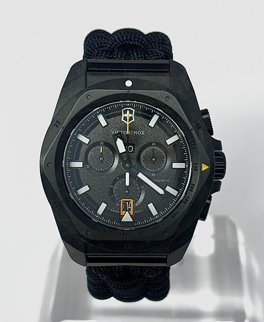El I.N.O.X. Chrono con movimiento de cuarzo es un reloj ligero pero duradero con bisel de carbono y caja de compuesto de carbono que funcionan a la perfección en cualquier clima.