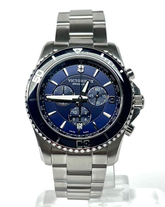La combinación perfecta de elegancia y desempeño es una de las tantas características que posee el Maverick Chronograph, un reloj capaz de todo. Su movimiento de cuarzo Swiss Made lo convierte en un aliado confiable de todos los días.