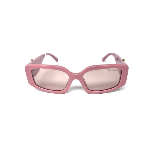 ¡Destaca con las gafas de la nueva colección de Tiffany! Experimenta el glamour y la elegancia con estos accesorios de moda.&nbsp;