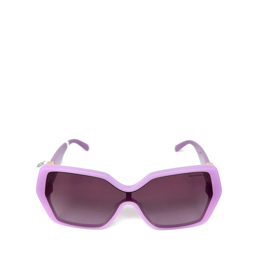 ¡Destaca con las gafas de la nueva colección de Tiffany! Experimenta el glamour y la elegancia con estos accesorios de moda.&nbsp;