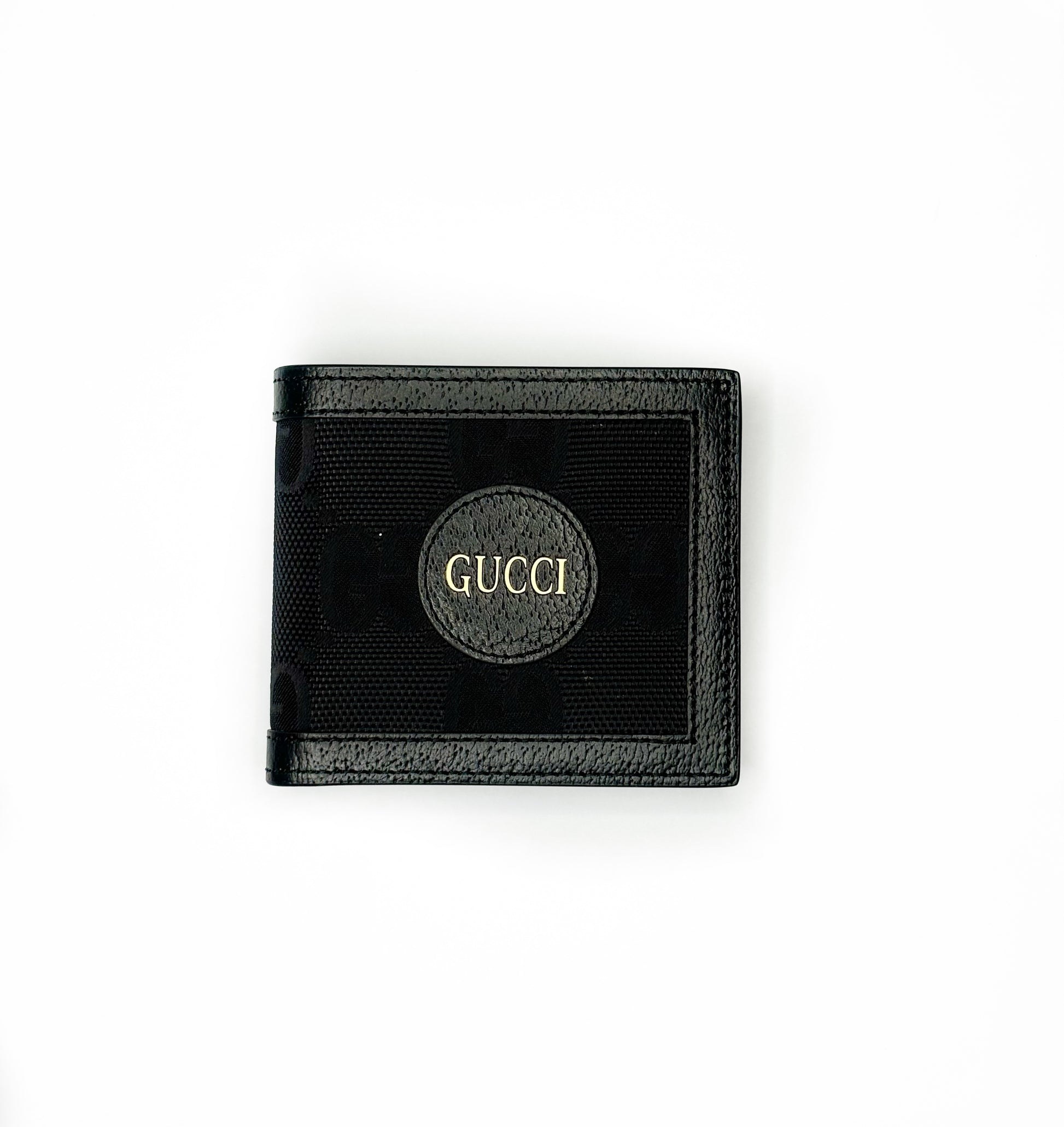 Billetera Gucci con detalle externo en piel con nombre de la marca. Composicion externa piel y texil, composicion interna piel de becerro. Pais de origen Italia&nbsp;