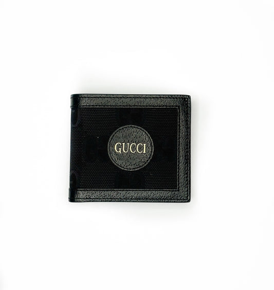 Billetera Gucci con detalle externo en piel con nombre de la marca. Composicion externa piel y texil, composicion interna piel de becerro. Pais de origen Italia&nbsp;