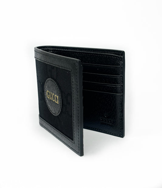 Billetera Gucci con detalle externo en piel con nombre de la marca. Composicion externa piel y texil, composicion interna piel de becerro. Pais de origen Italia&nbsp;