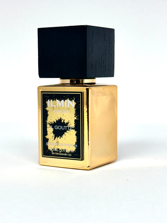 Descubre este exclusivo perfume que te transportará a un mundo de elegancia y sofisticación. Con una apertura delicada y fresca que cautiva los sentidos, esta fragancia revela una armonía de exquisitas notas florales que envuelven suavemente los sentimientos.