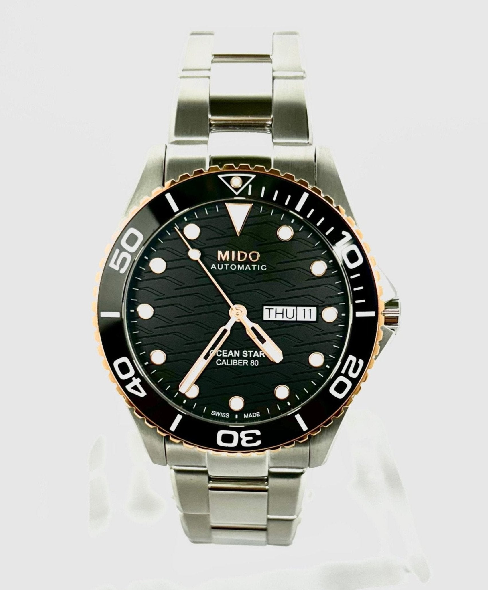 Este reloj de buceo es resistente al agua hasta 20 bar, y la forma de la caja brinda protección adicional para la corona atornillada. El fondo de caja atornillado está grabado con el logotipo de Ocean Star.