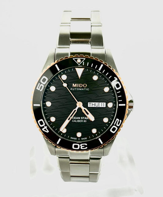 Este reloj de buceo es resistente al agua hasta 20 bar, y la forma de la caja brinda protección adicional para la corona atornillada. El fondo de caja atornillado está grabado con el logotipo de Ocean Star.
