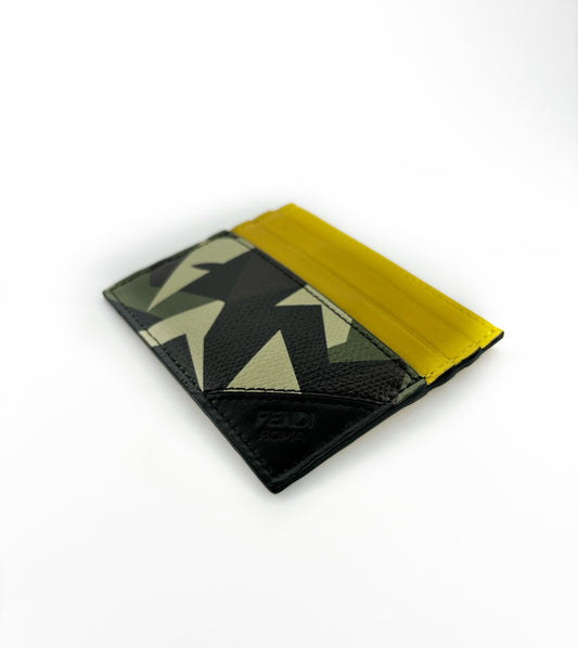 Portadocumentos Fendi en piel con print camuflado, detalle con nombre de la marca en la parte frontal. Composicion externa e interna en piel de becerro.