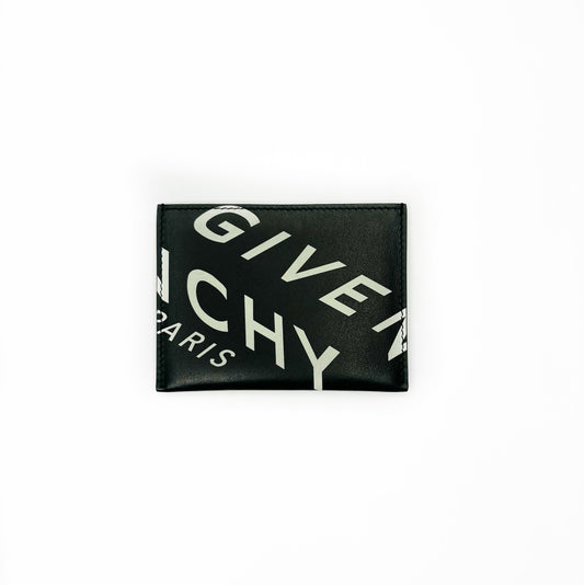 Portadocumentos Givenchy en piel con detalle de la marca en la parte frontal, composicion externa e interna en piel de becerro 