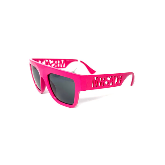 Estas gafas Versace cuentan con un diseño exclusivo e innovador, lo que te permitirá lucir elegante y a la moda; podrás destacar tu estilo único y sofisticado. No solo protegerán tus ojos del sol, también añadirán un toque de glamour a cualquier conjunto.