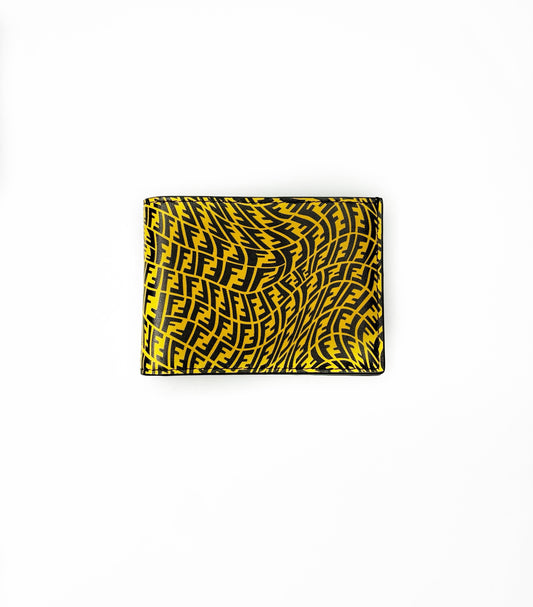 Billetera Fendi con print caracteristico de la marca. Composición del forro interno 100% piel de becerro, composición del forro externo 100% piel de becerro. 