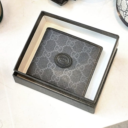Cartera Gucci, forro interno en nylon y poliéster - forro externo 100% piel de becerro, aplique con el logo de Gucci la parte central superior. País de origen Italia.