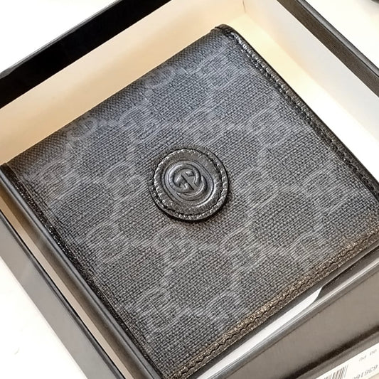 Cartera Gucci, forro interno en nylon y poliéster - forro externo 100% piel de becerro, aplique con el logo de Gucci la parte central superior. País de origen Italia.